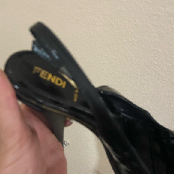 Fendi woman’s shoe size 37 in great condition with box - Picture 2 of 10